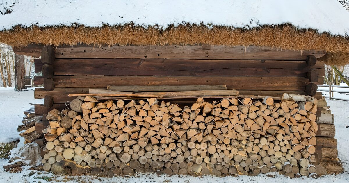 OCUK93900: Rustic Wood Storage Cabin