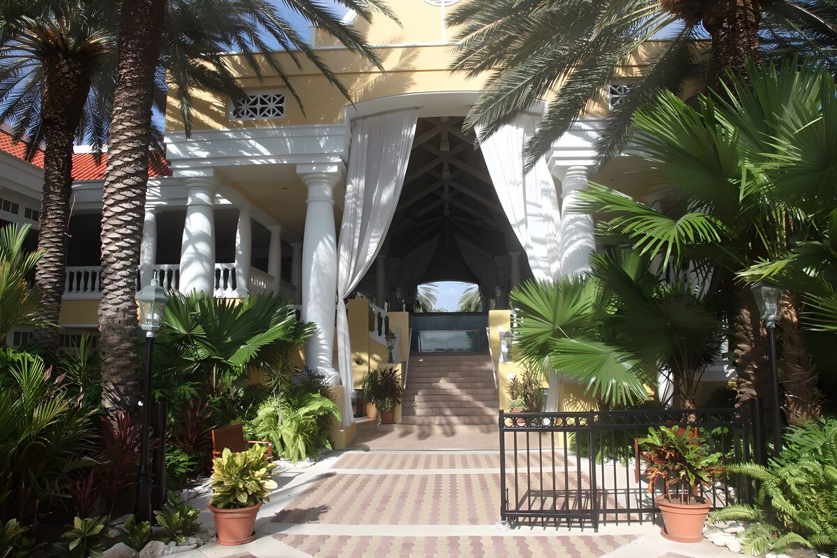 OCUK40085: Elegant Entrance to a Tropical Resort