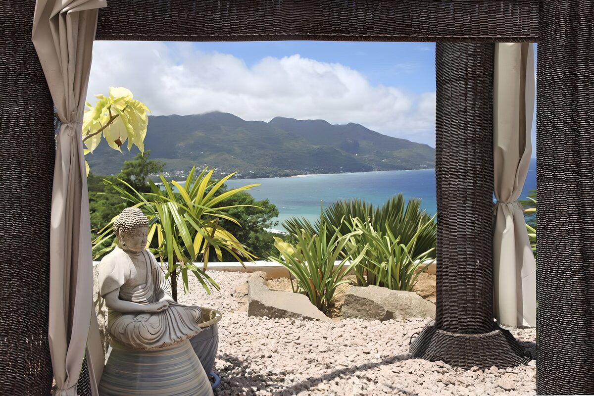OCUK14132: Serene Garden Retreat with Ocean View