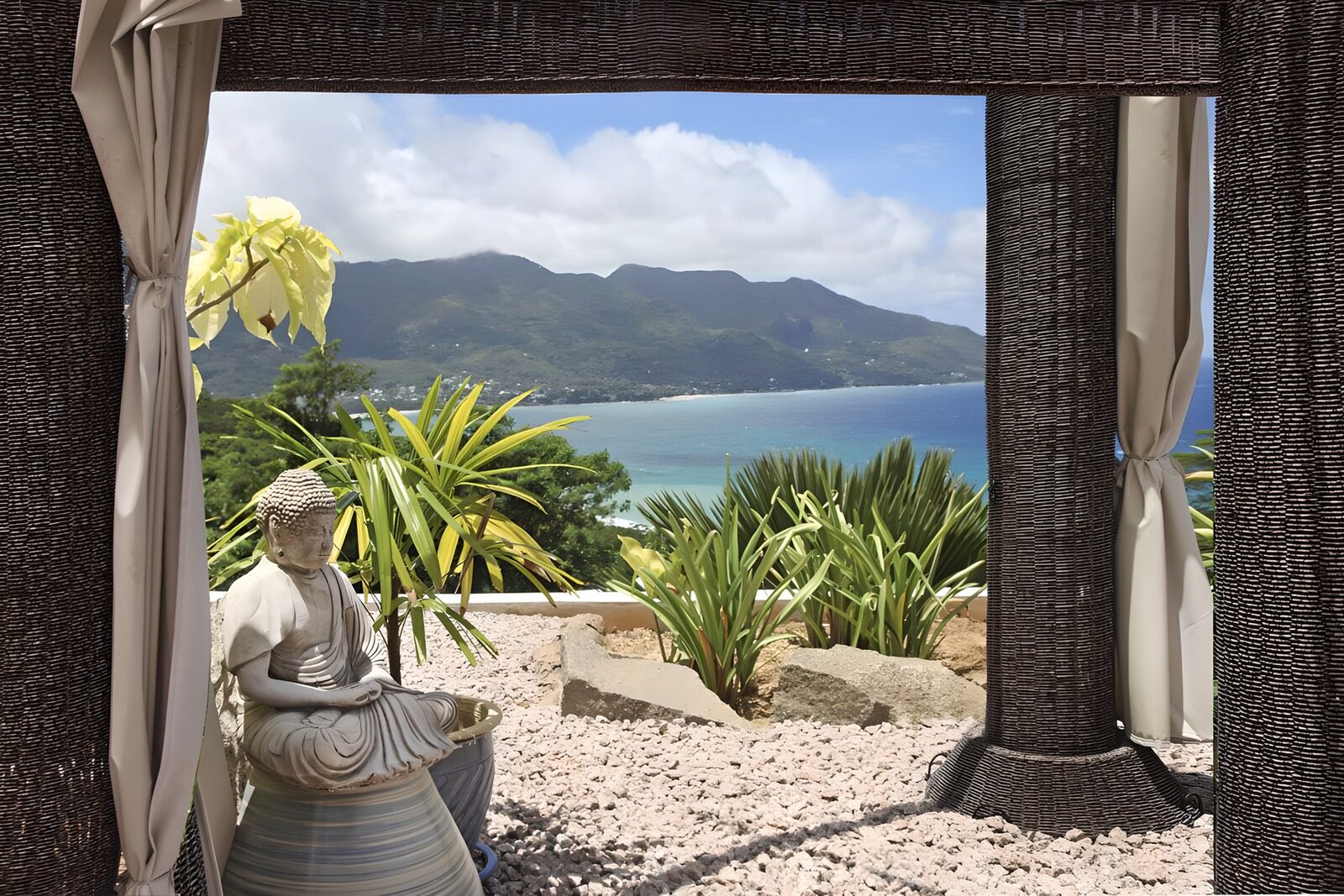 OCUK14132: Serene Garden Retreat with Ocean View