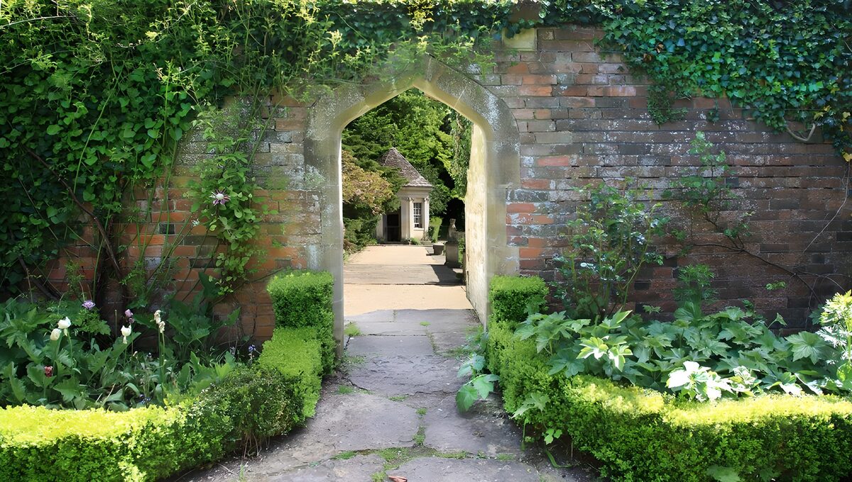 OCUK51950: Enchanted Garden Entrance