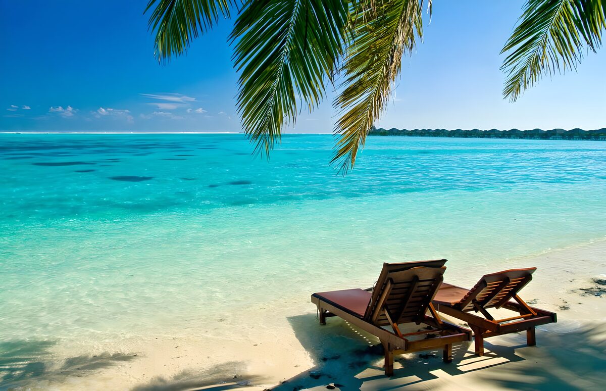 OCUK90902: Wooden deckchairs at the Caribbean