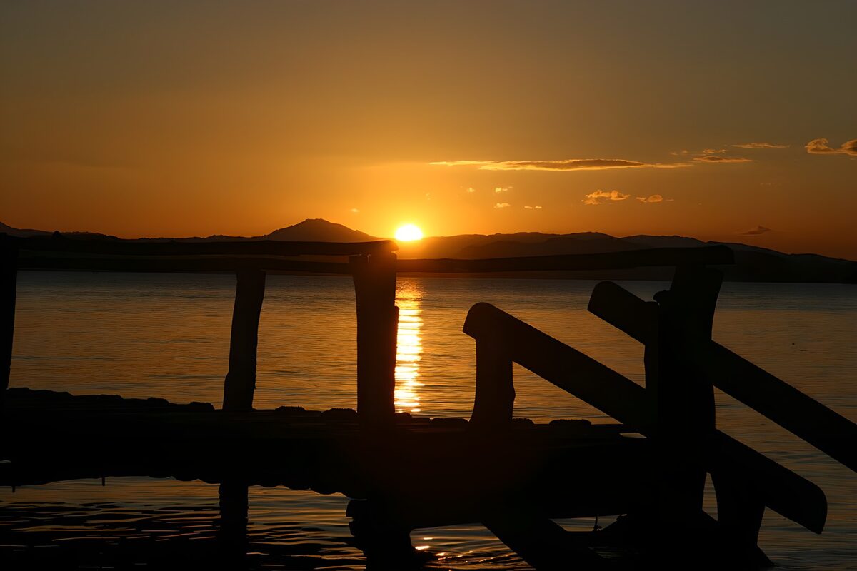 OCUK66180: Serene Sunset Over Calm Waters