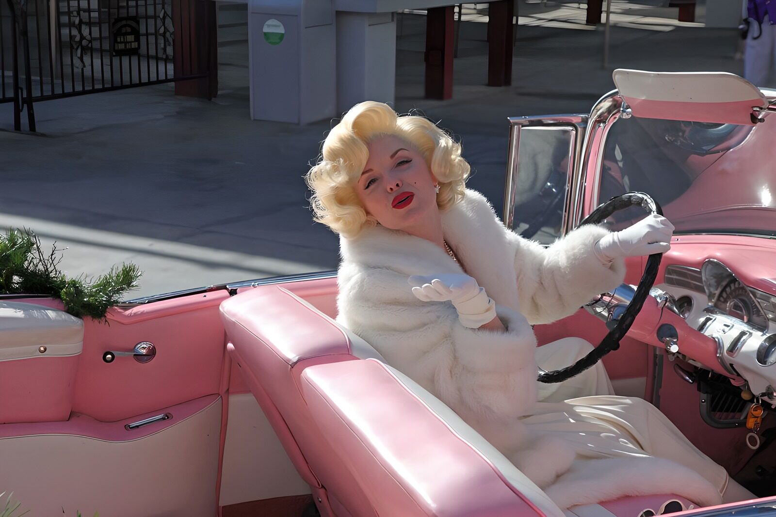 OCUK68383: Marilyn Monroe in pink car