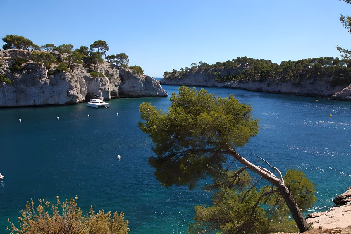 OCUK13382: Serene Cove with Sailboat