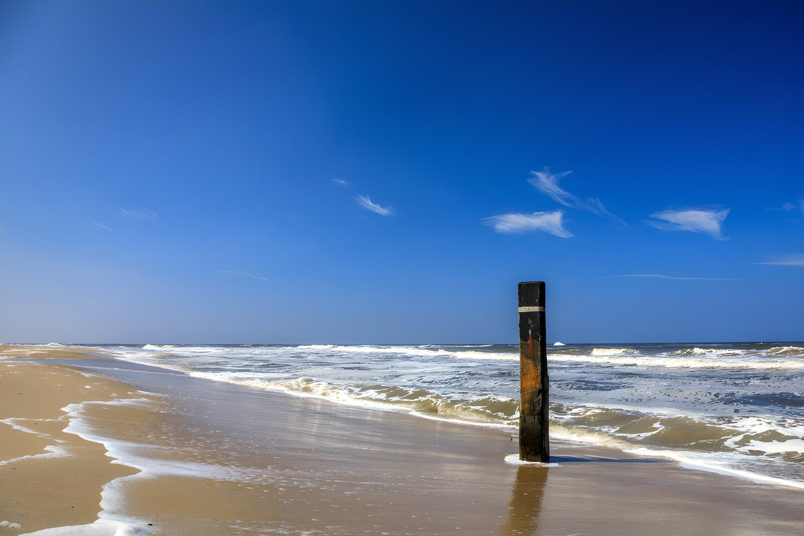 OCUK57608: Serene Shoreline with Wooden Post