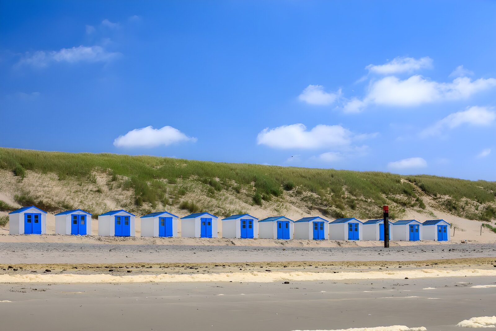 OCUK85600: Colorful Beach Huts by the Dunes