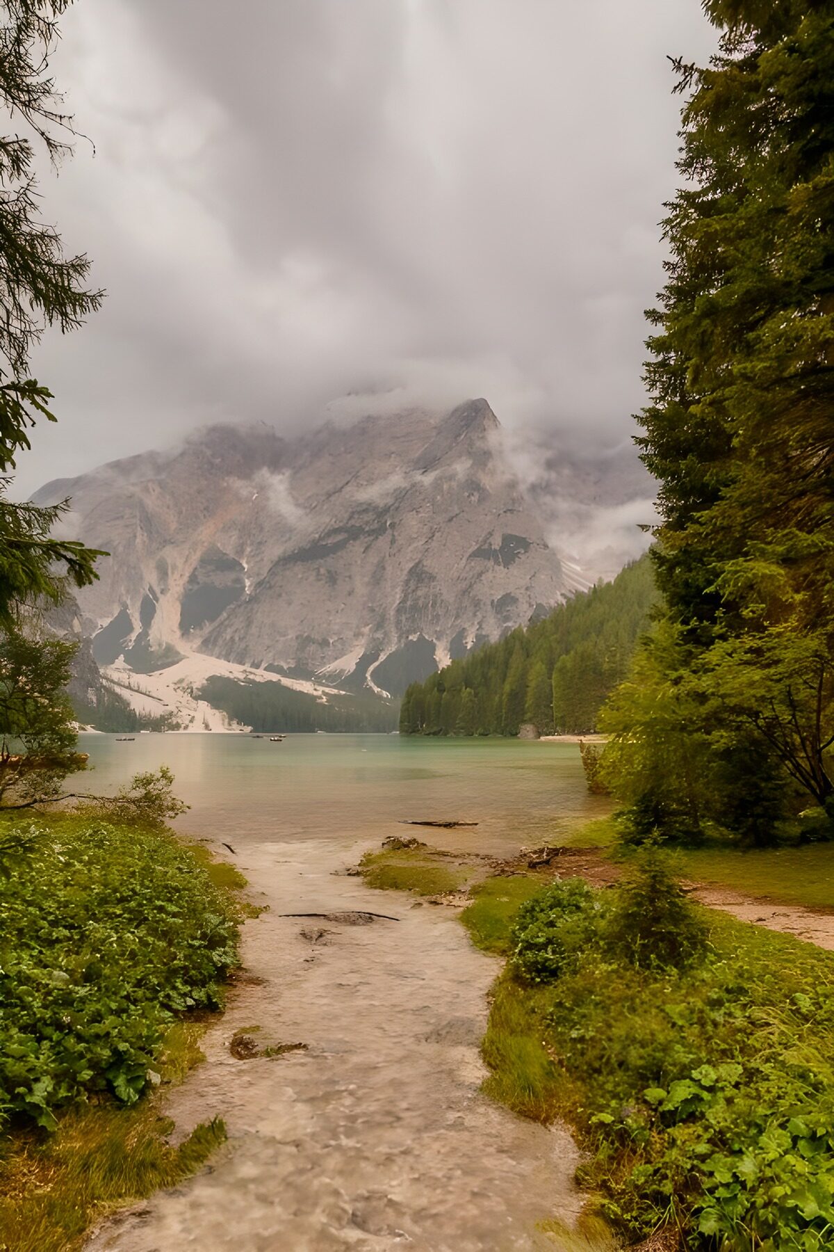 OCUK43688: Serene Mountain Lake with Lush Greenery
