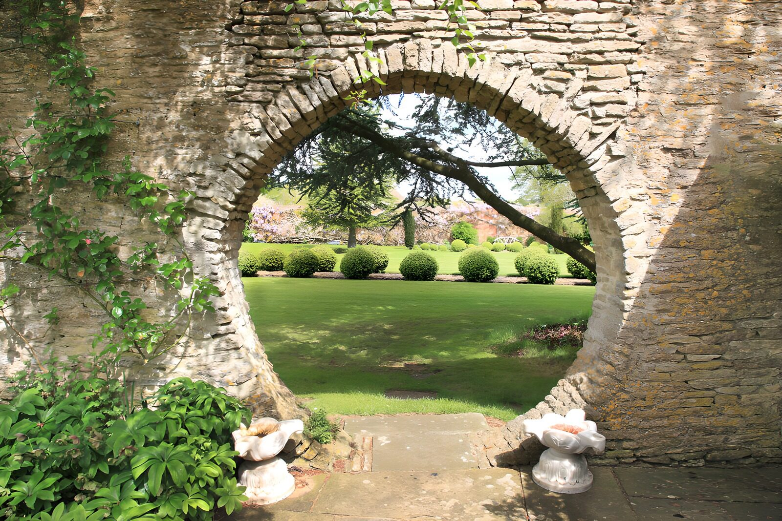 OCUK70184: Enchanted Garden Archway