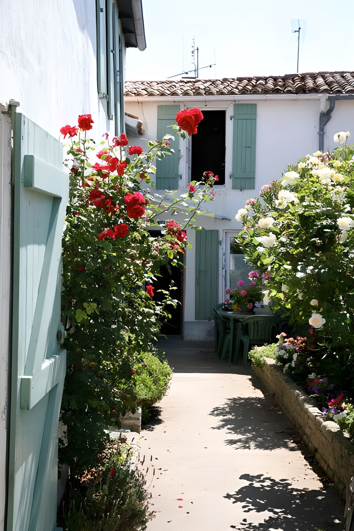 OCUK25836: Entrance gate to house with terrace 2