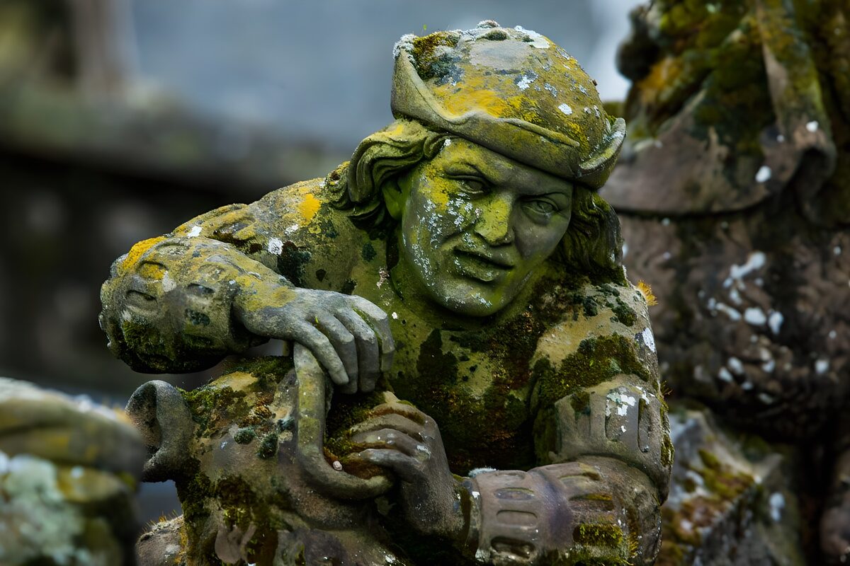 OCUK67404: Weathered Stone Carving of a Man