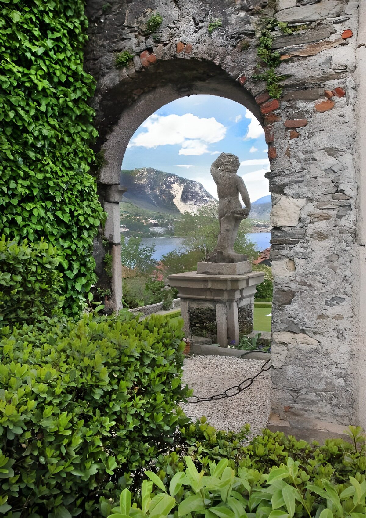OCUK14512: Tranquil Garden View Through Stone Archway
