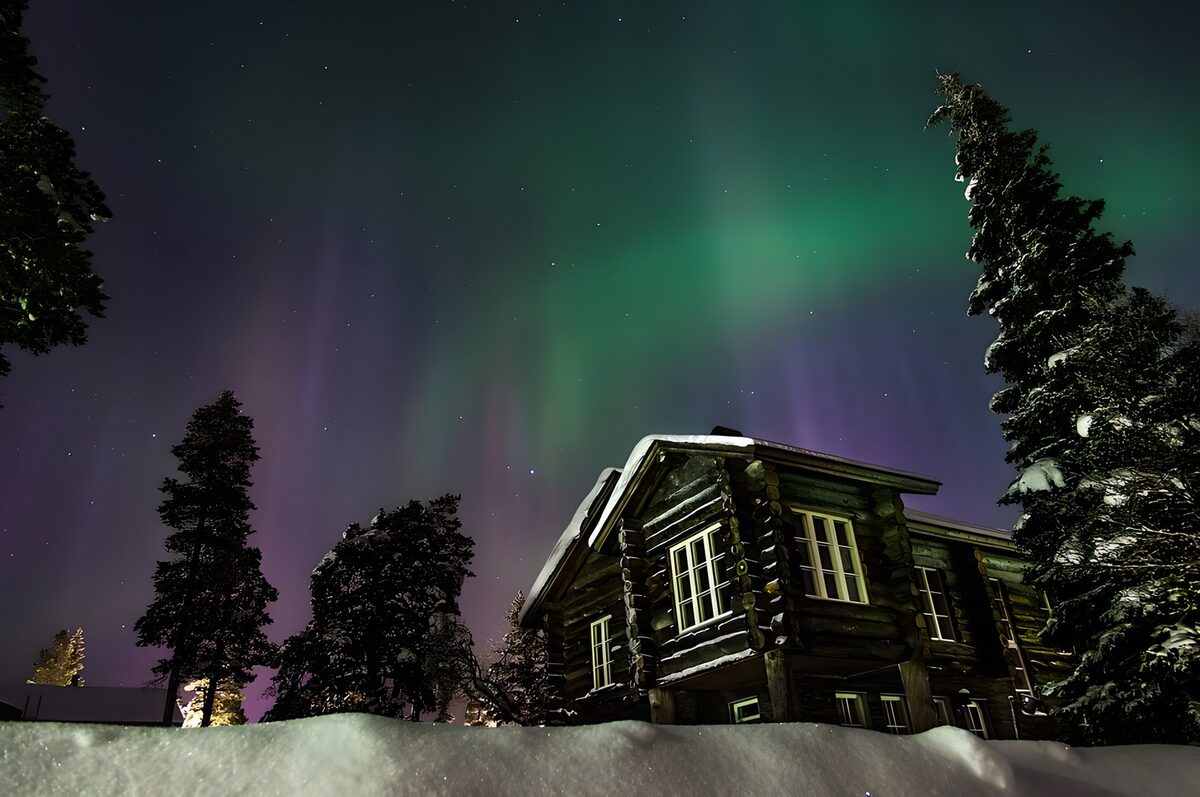 OCUK74136: Northern Lights Over a Cozy Lodge