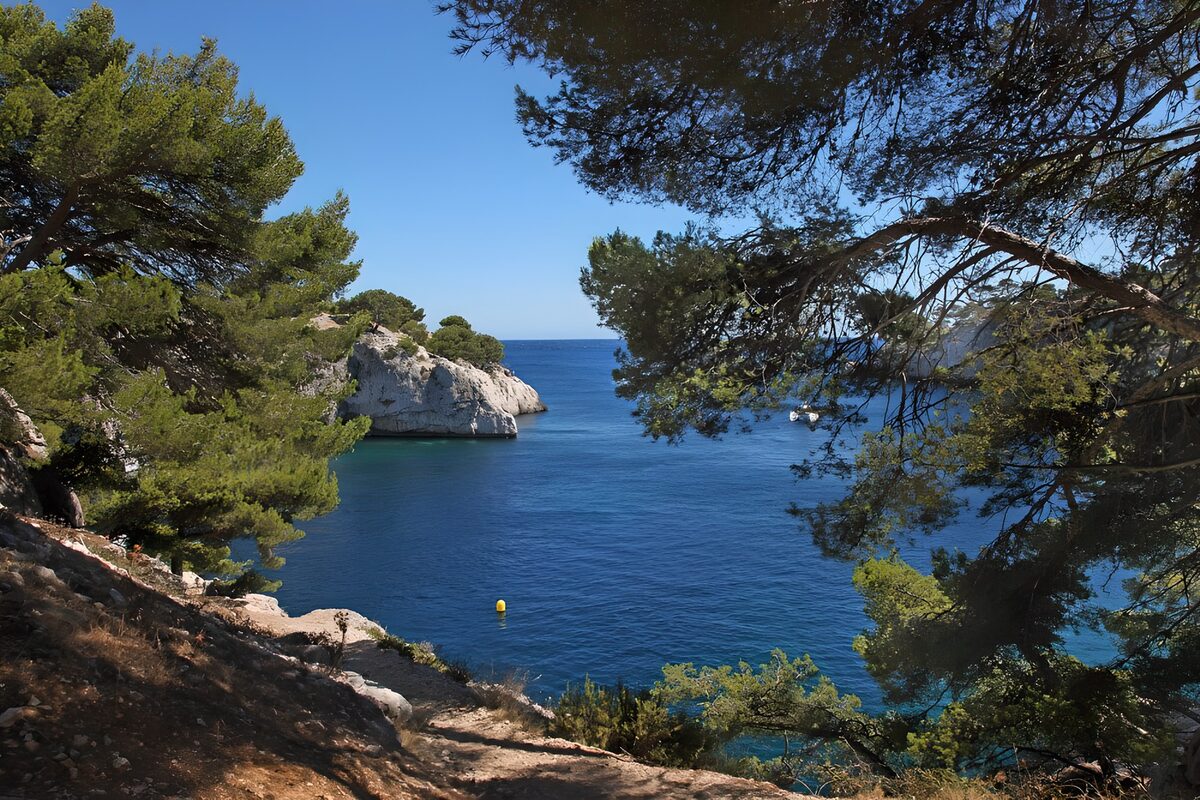 OCUK74869: Serene Coastal View Under Clear Skies