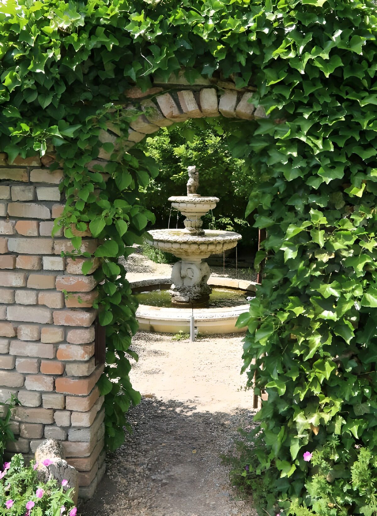 OCUK89490: Gate to the fountain