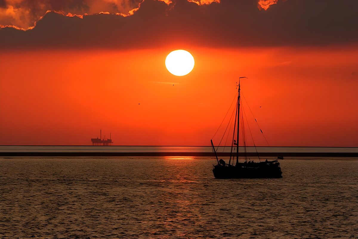 OCUK67083: Serene Sunset Over the Ocean