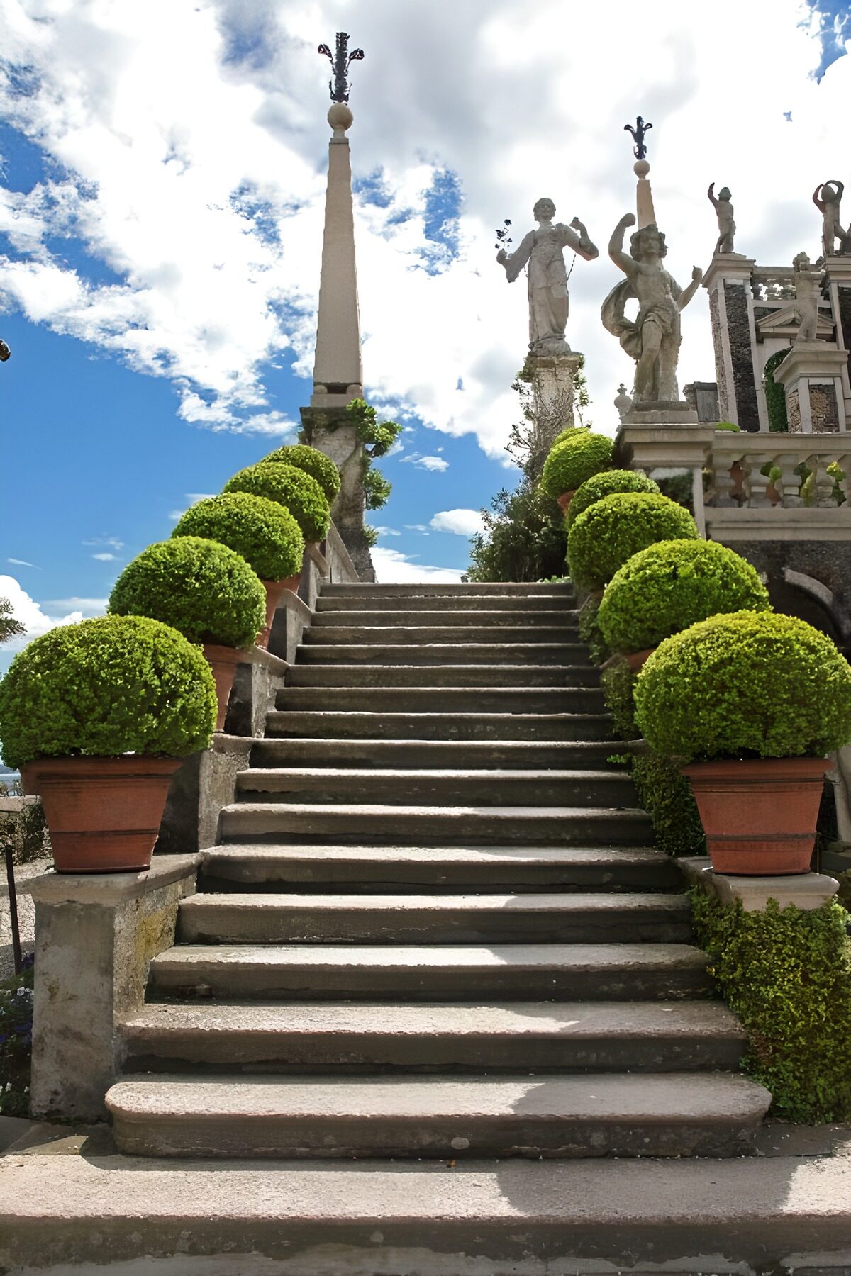 OCUK86733: Majestic Garden Staircase