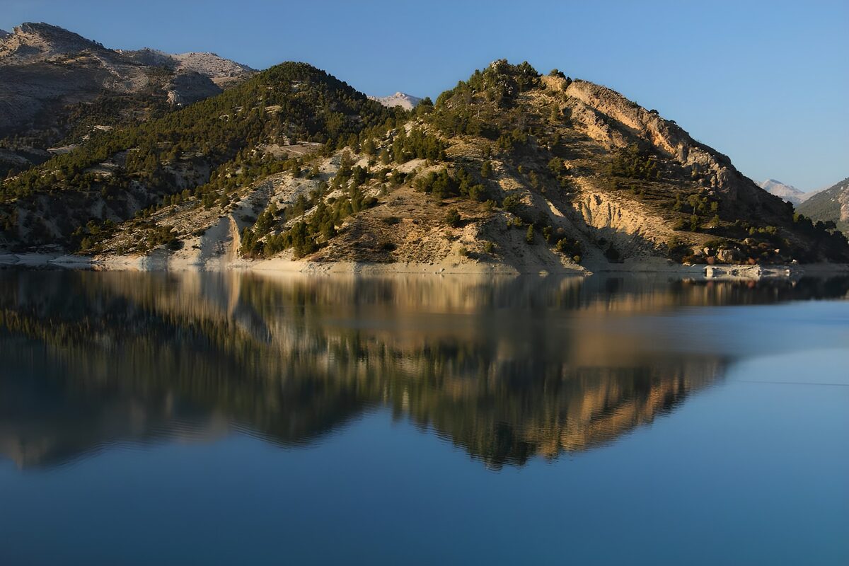 OCUK54833: Serene Mountain Reflection