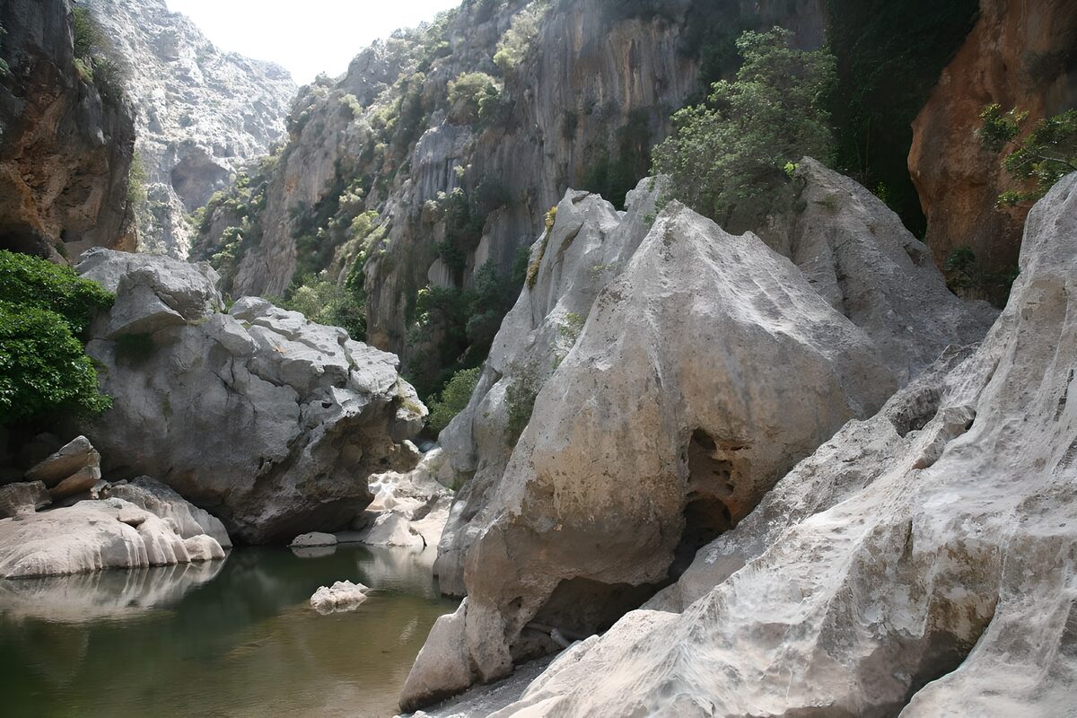 OCUK80764: Small lake located between the rocks version 2