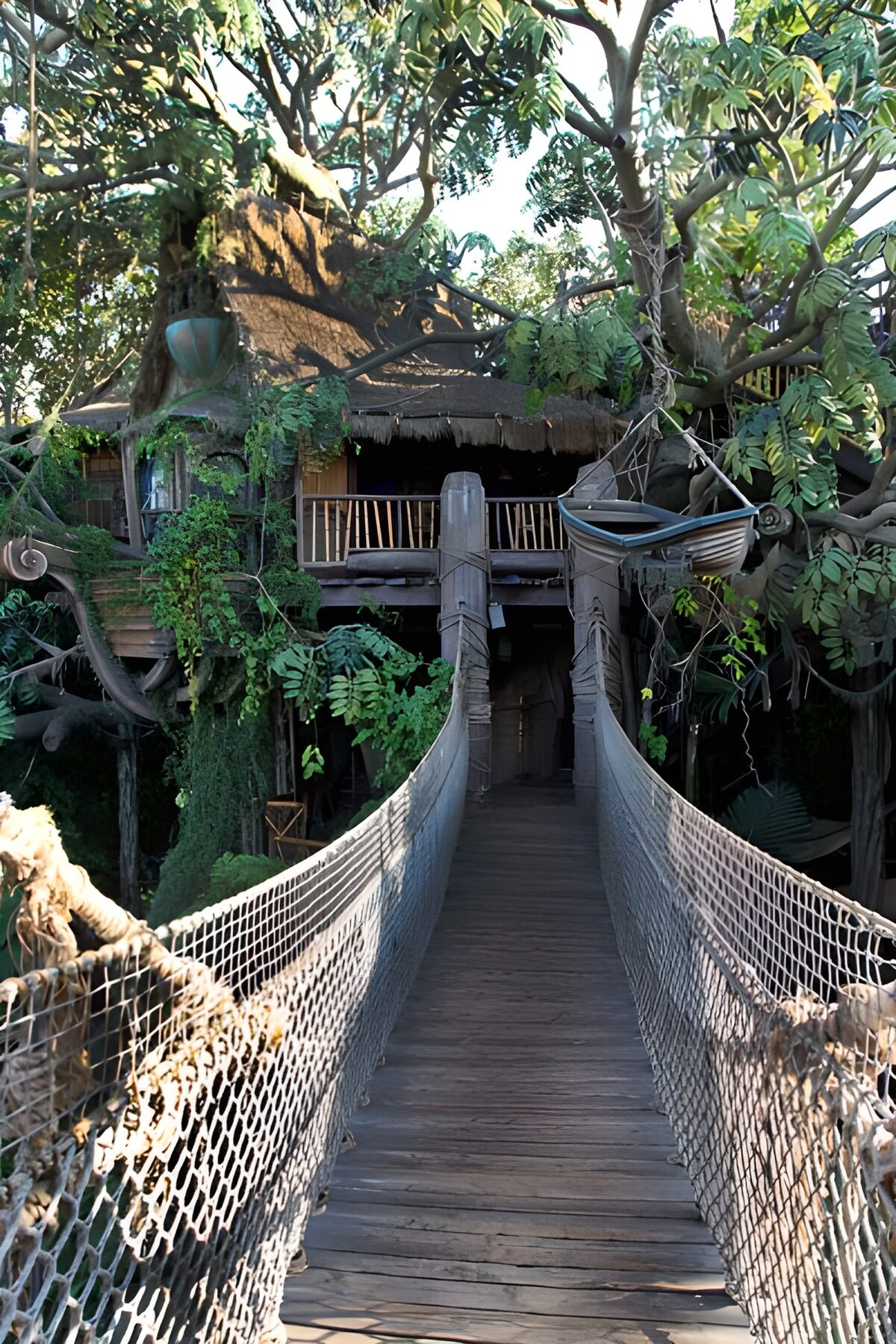 OCUK55769: Fairytale tree hut in jungle with  suspension bridge