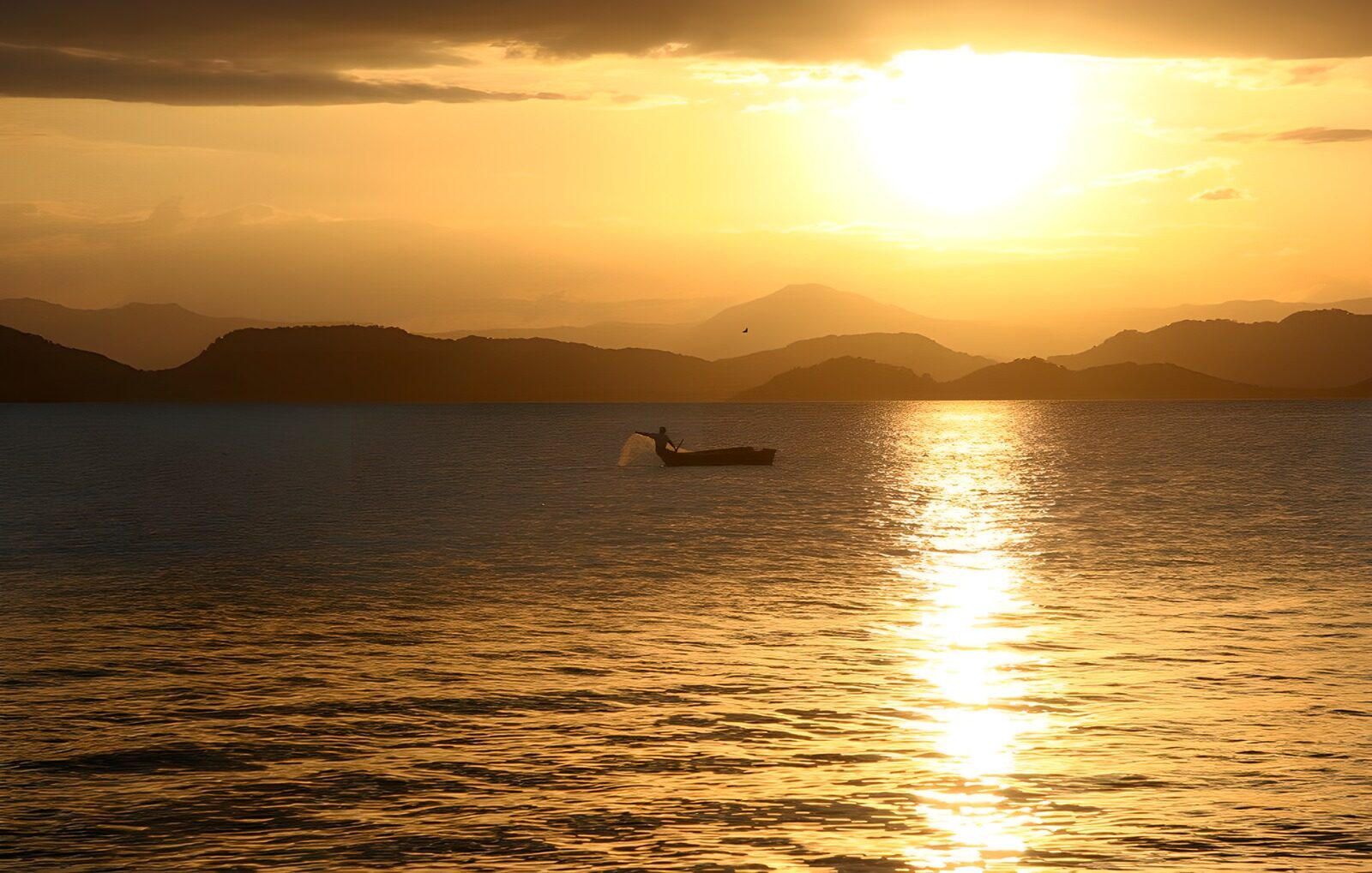 OCUK60193: Serene Sunset Over Tranquil Waters